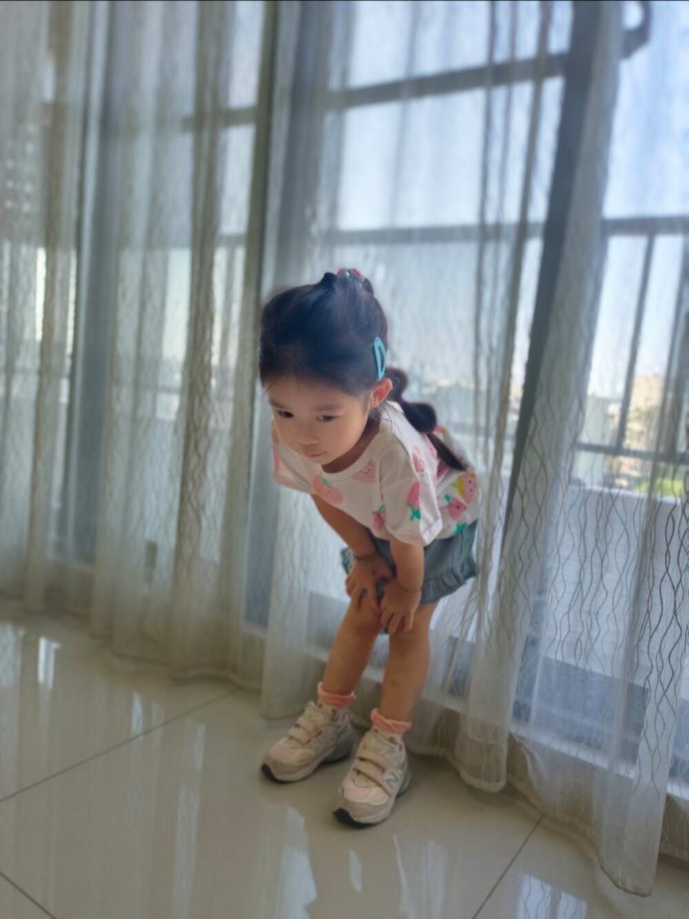 ホワイト系のTシャツ/カットソー、ブルー系のデニムパンツ、ピンク系のスニーカーを着用したキッズの秋コーディネートの2枚目の写真