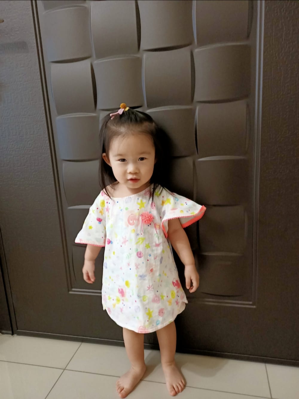 ホワイト系のチュニックを着用したキッズの夏コーディネートの2枚目の写真