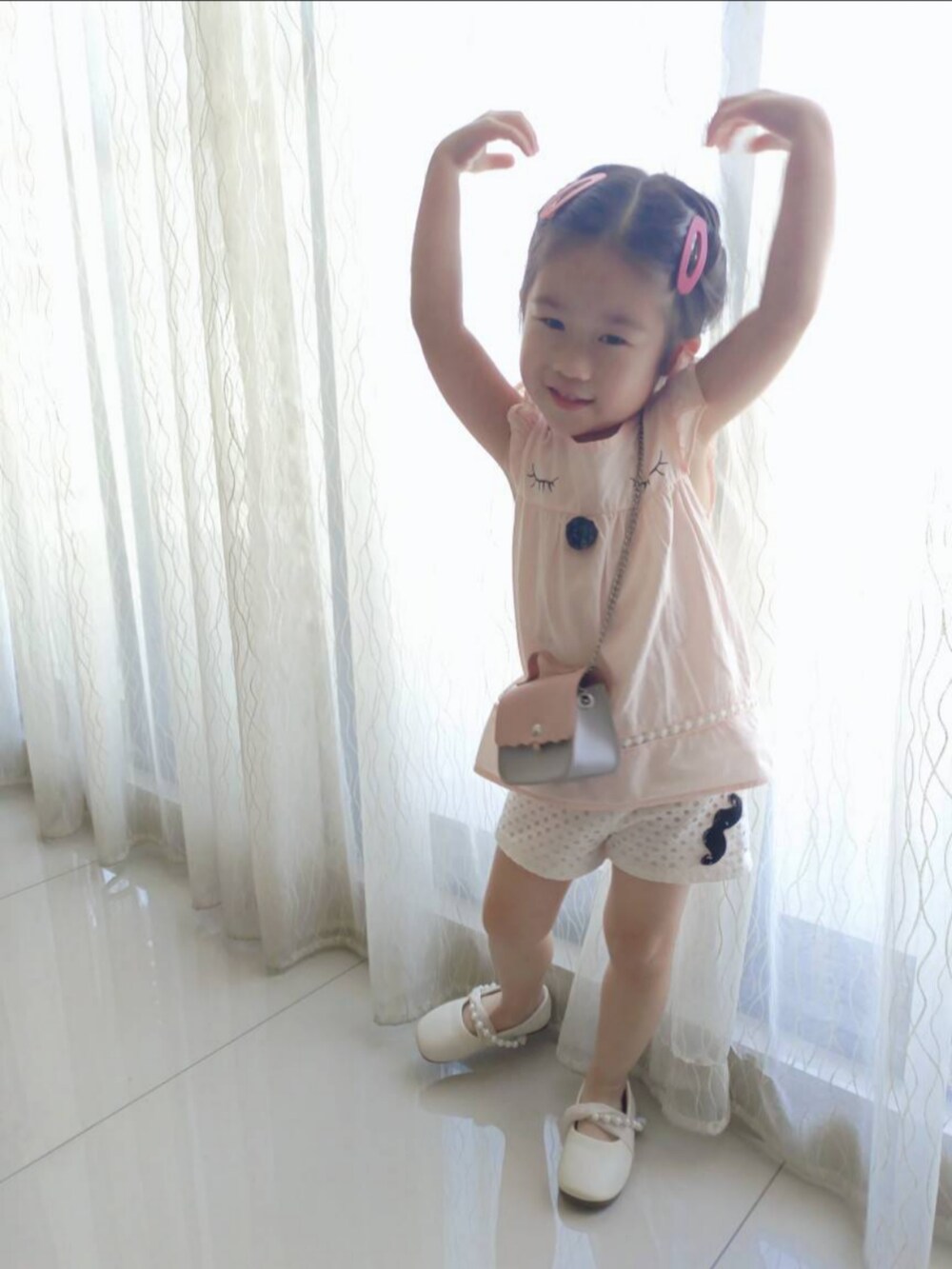 ホワイト系のその他シューズ、ピンク系のその他トップス、ホワイト系のカーゴパンツを着用したキッズの秋コーディネートの2枚目の写真