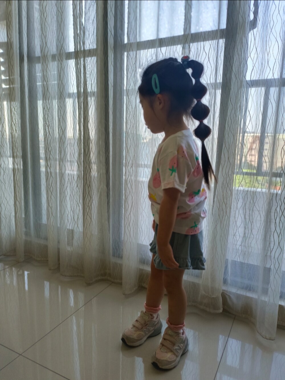 ホワイト系のTシャツ/カットソー、ブルー系のデニムパンツ、ピンク系のスニーカーを着用したキッズの秋コーディネートの3枚目の写真