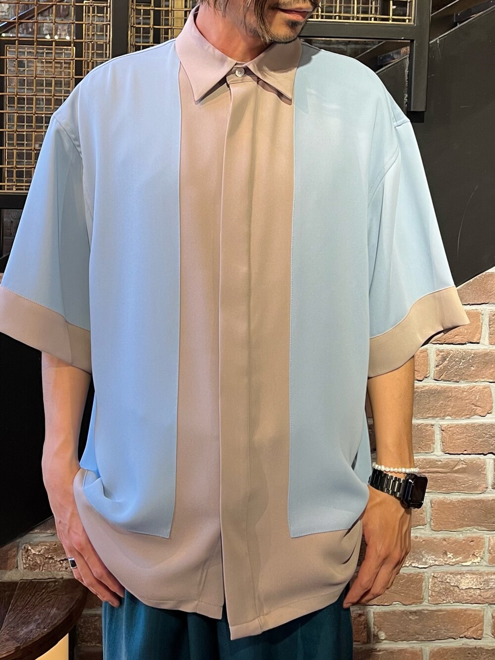 ベージュ系のシャツ/ブラウス、グリーン系のその他パンツを着用したメンズの春コーディネートの3枚目の写真