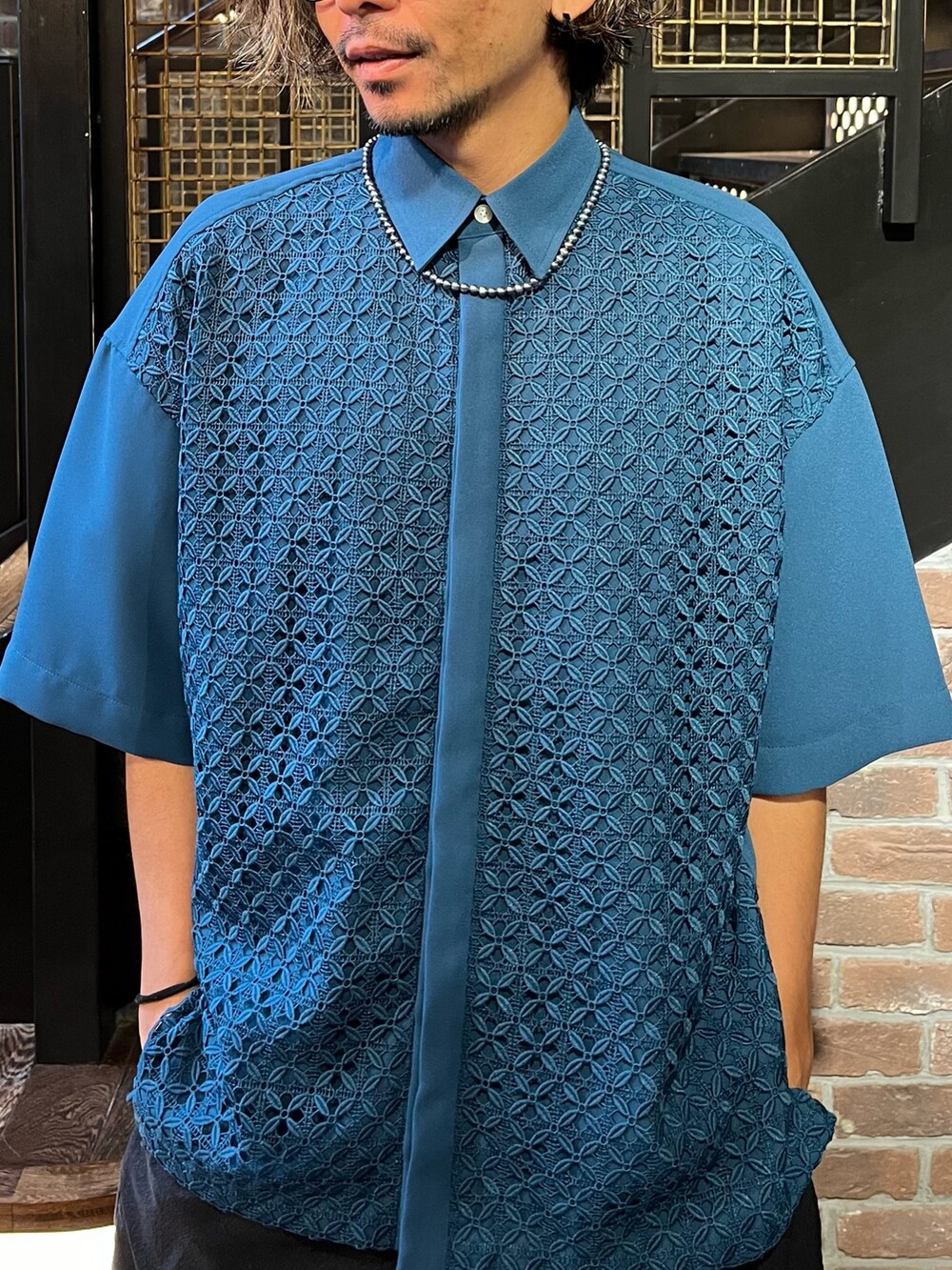 グリーン系のシャツ/ブラウス、グレー系のその他パンツを着用したメンズの夏コーディネートの2枚目の写真