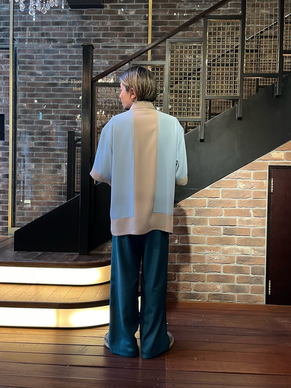 ベージュ系のシャツ/ブラウス、グリーン系のその他パンツを着用したメンズの春コーディネートの2枚目の写真