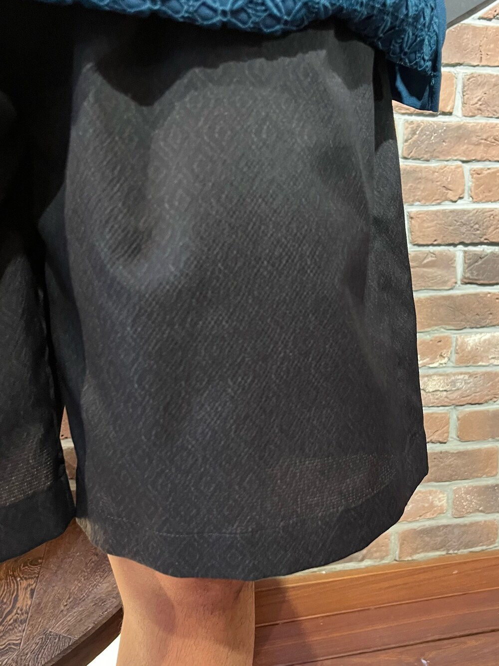 グリーン系のシャツ/ブラウス、グレー系のその他パンツを着用したメンズの夏コーディネートの4枚目の写真