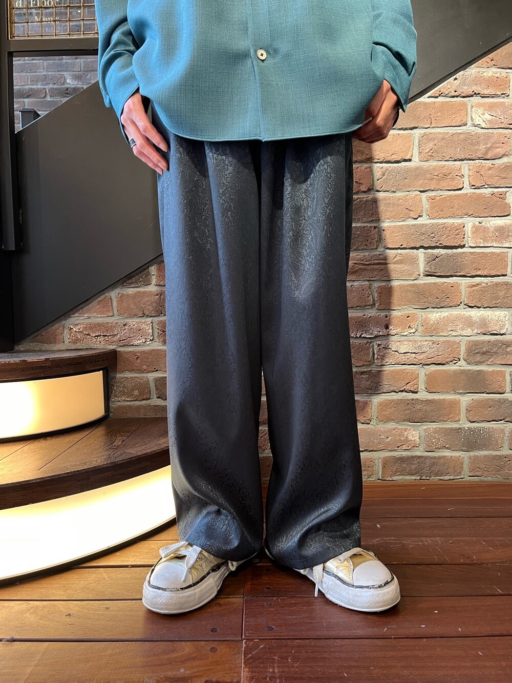 ホワイト系のブルゾン、ブルー系のその他パンツを着用したメンズの春コーディネートの5枚目の写真