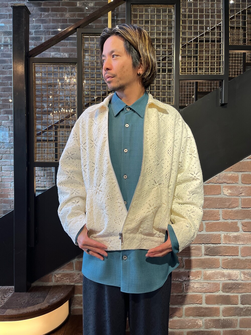 ホワイト系のブルゾン、ブルー系のその他パンツを着用したメンズの春コーディネートの3枚目の写真