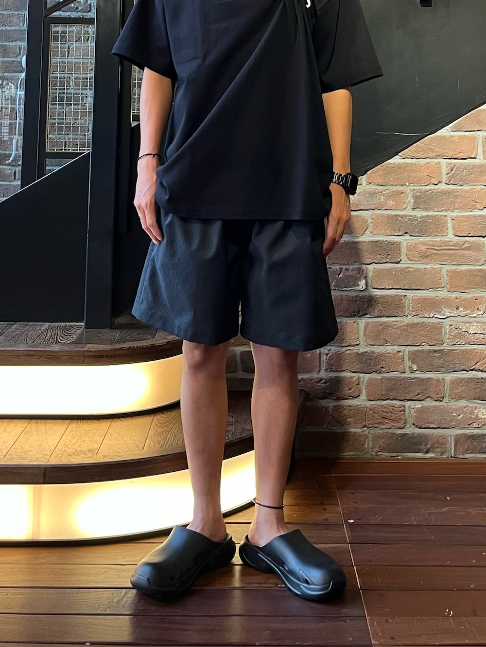 グリーン系のシャツ/ブラウス、グレー系のその他パンツを着用したメンズの夏コーディネートの2枚目の写真