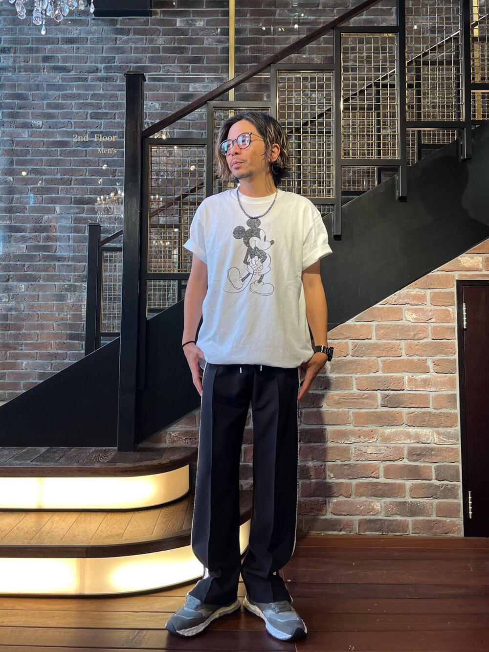 ホワイト系のTシャツ/カットソー、グレー系のスウェットパンツ、シルバー系のネックレスを着用したメンズの夏コーディネートの2枚目の写真