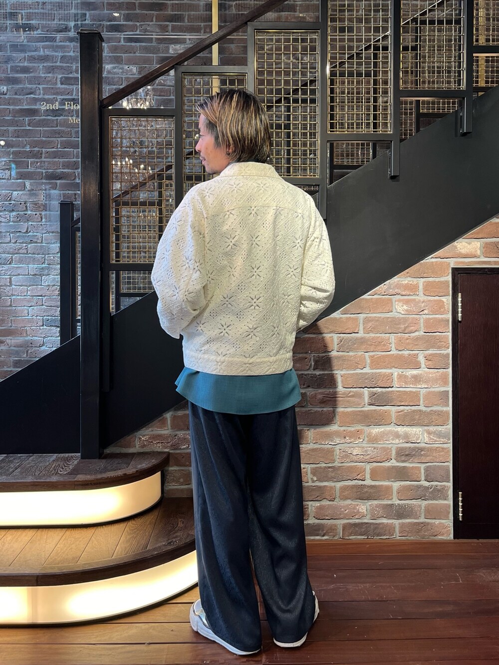 ホワイト系のブルゾン、ブルー系のその他パンツを着用したメンズの春コーディネートの2枚目の写真