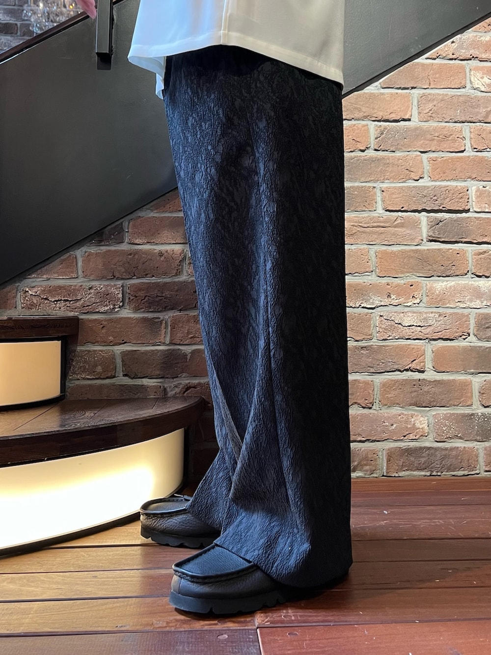 ホワイト系のシャツ/ブラウス、ブラック系のスラックス、ブラック系のハットを着用したメンズの夏コーディネートの3枚目の写真