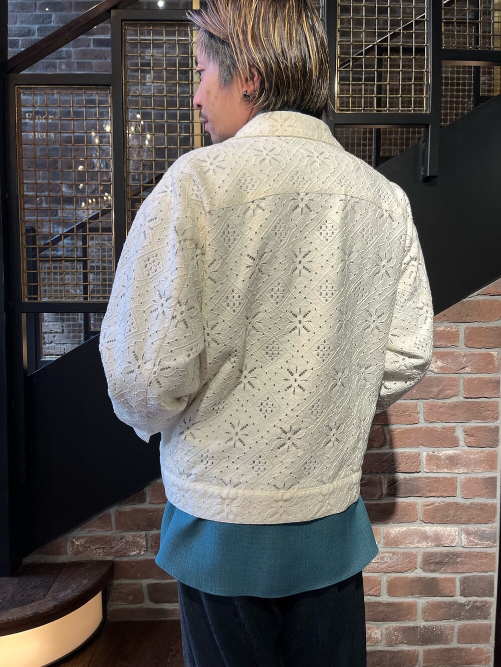 ホワイト系のブルゾン、ブルー系のその他パンツを着用したメンズの春コーディネートの4枚目の写真