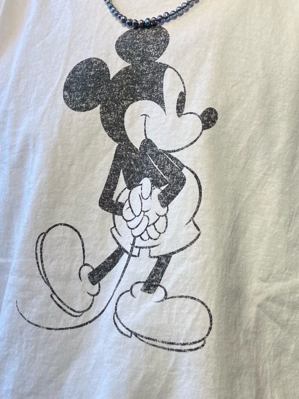 ホワイト系のTシャツ/カットソー、グレー系のスウェットパンツ、シルバー系のネックレスを着用したメンズの夏コーディネートの4枚目の写真