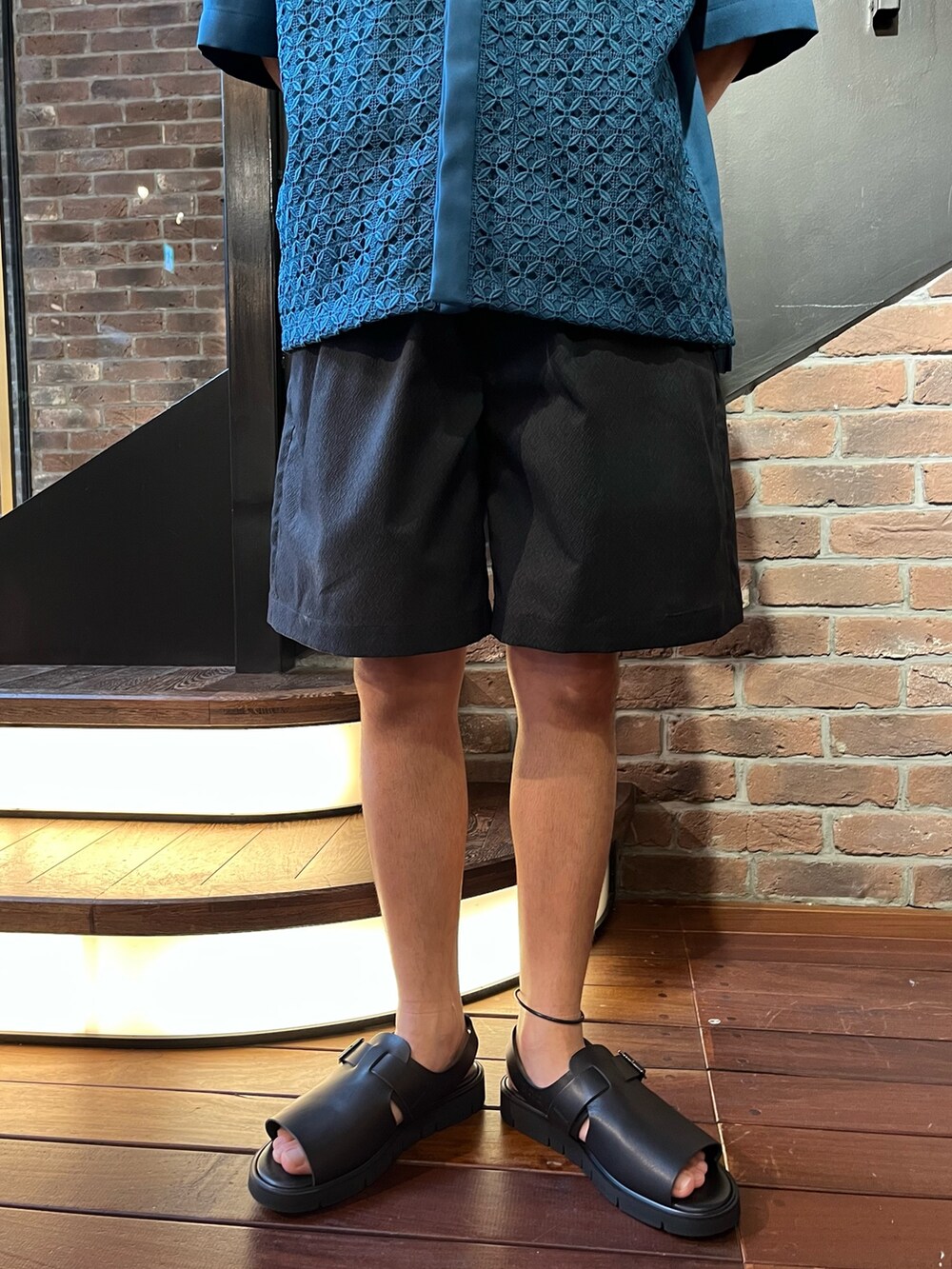 グリーン系のシャツ/ブラウス、グレー系のその他パンツを着用したメンズの夏コーディネートの3枚目の写真