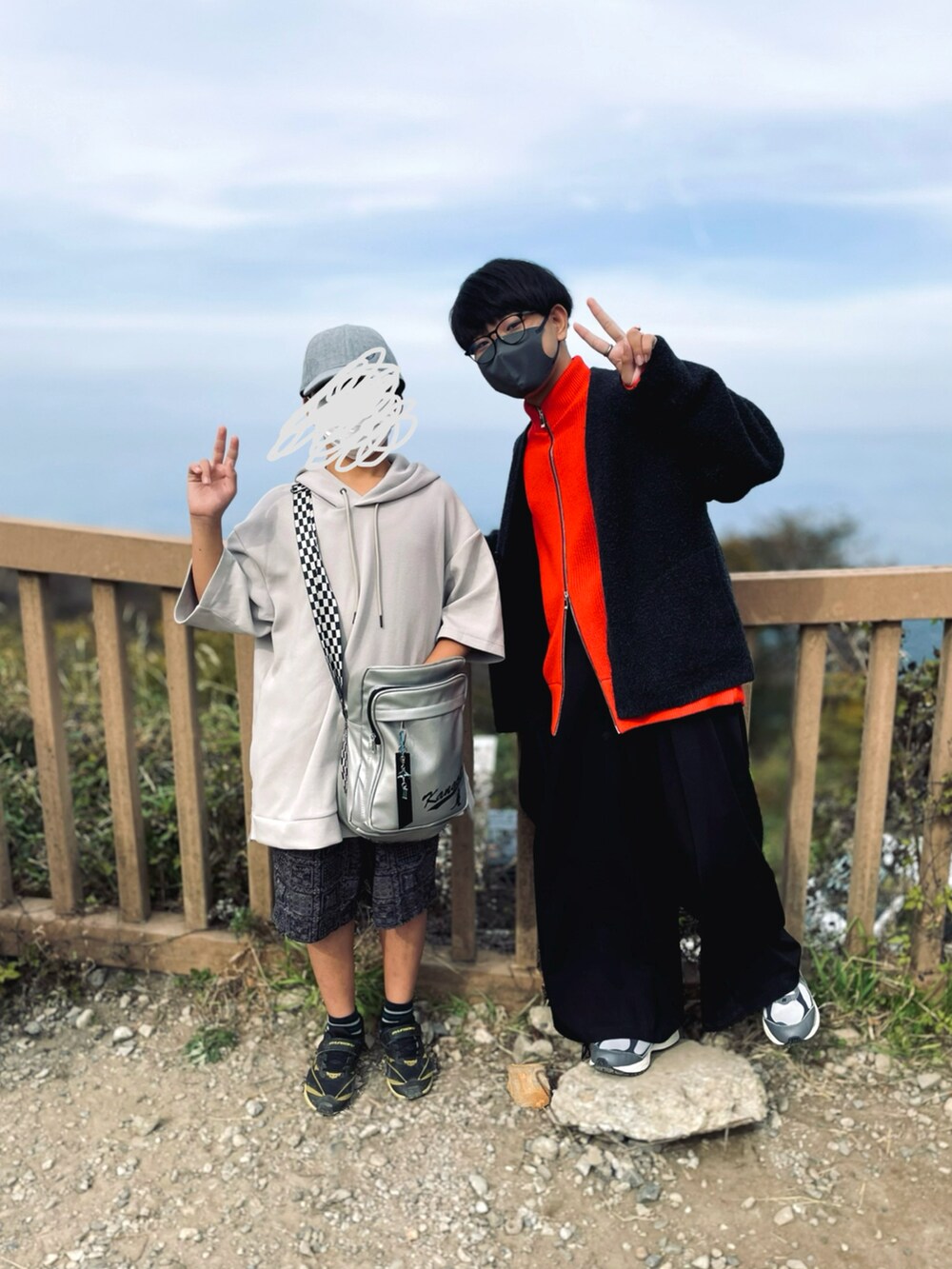 ブラック系のカーディガン/ボレロ、レッド系のカーディガン/ボレロ、ブラック系のスラックスを着用したメンズの秋コーディネートの2枚目の写真