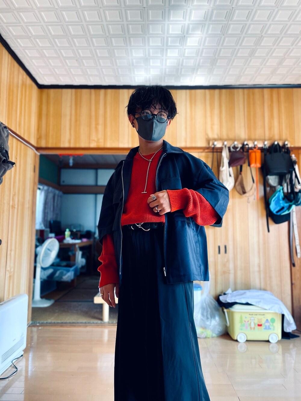 ブルー系のセットアップ、レッド系のニット/セーター、ブラック系のスラックスを着用したメンズの秋コーディネートの3枚目の写真