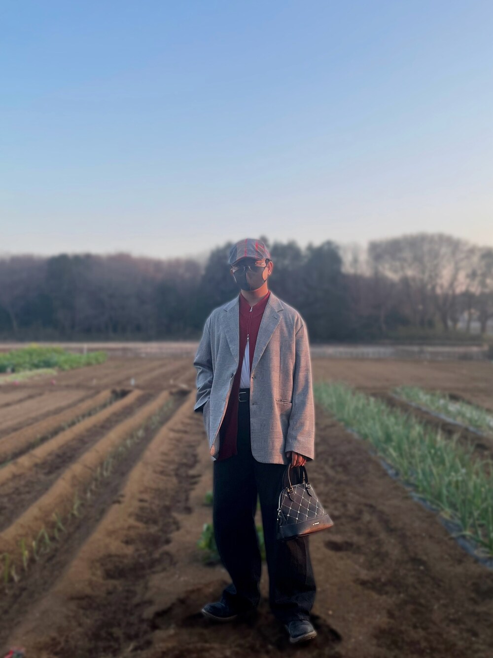 グレー系のテーラードジャケット、レッド系のベスト、ホワイト系のTシャツ/カットソーを着用したメンズの春コーディネートの5枚目の写真