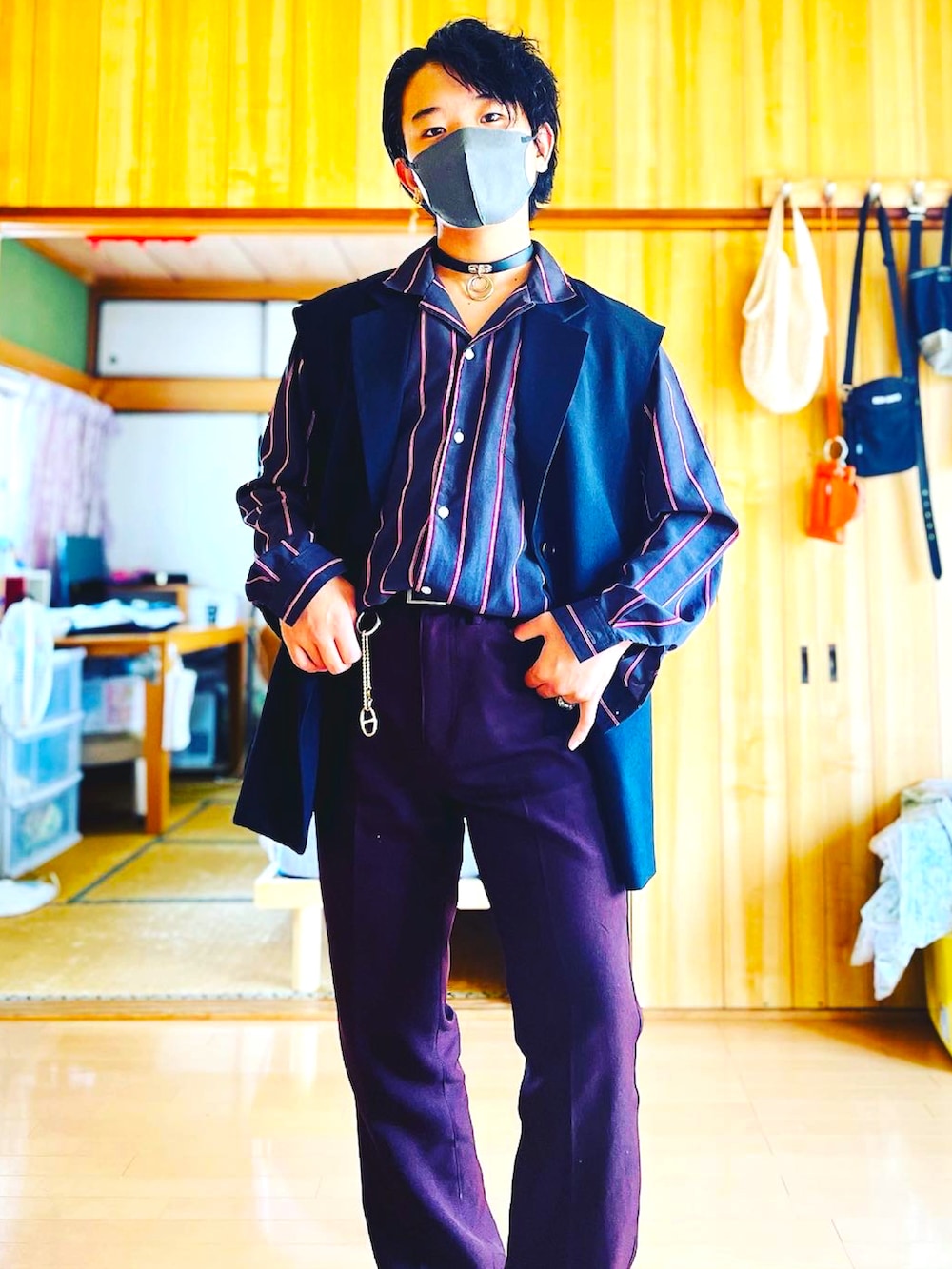 ブラック系のシャツ/ブラウス、ブラック系のスーツベスト、ブラウン系のスラックスを着用したメンズの夏コーディネートの3枚目の写真