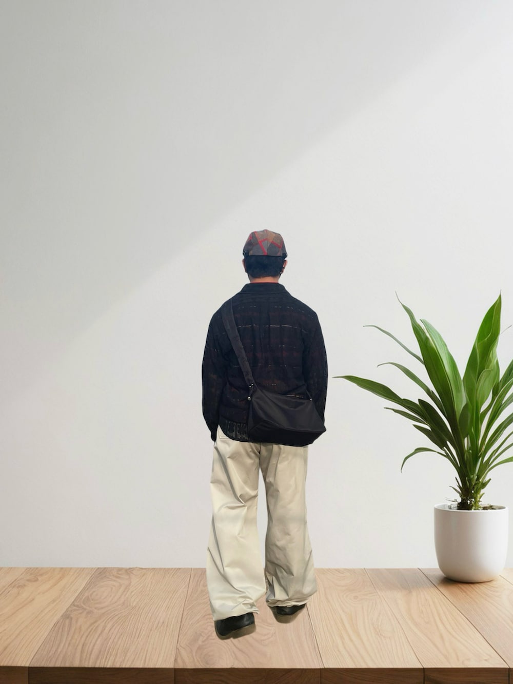 ブラック系のシャツ/ブラウス、レッド系のポロシャツ、グレー系のその他パンツを着用したメンズの春コーディネートの3枚目の写真