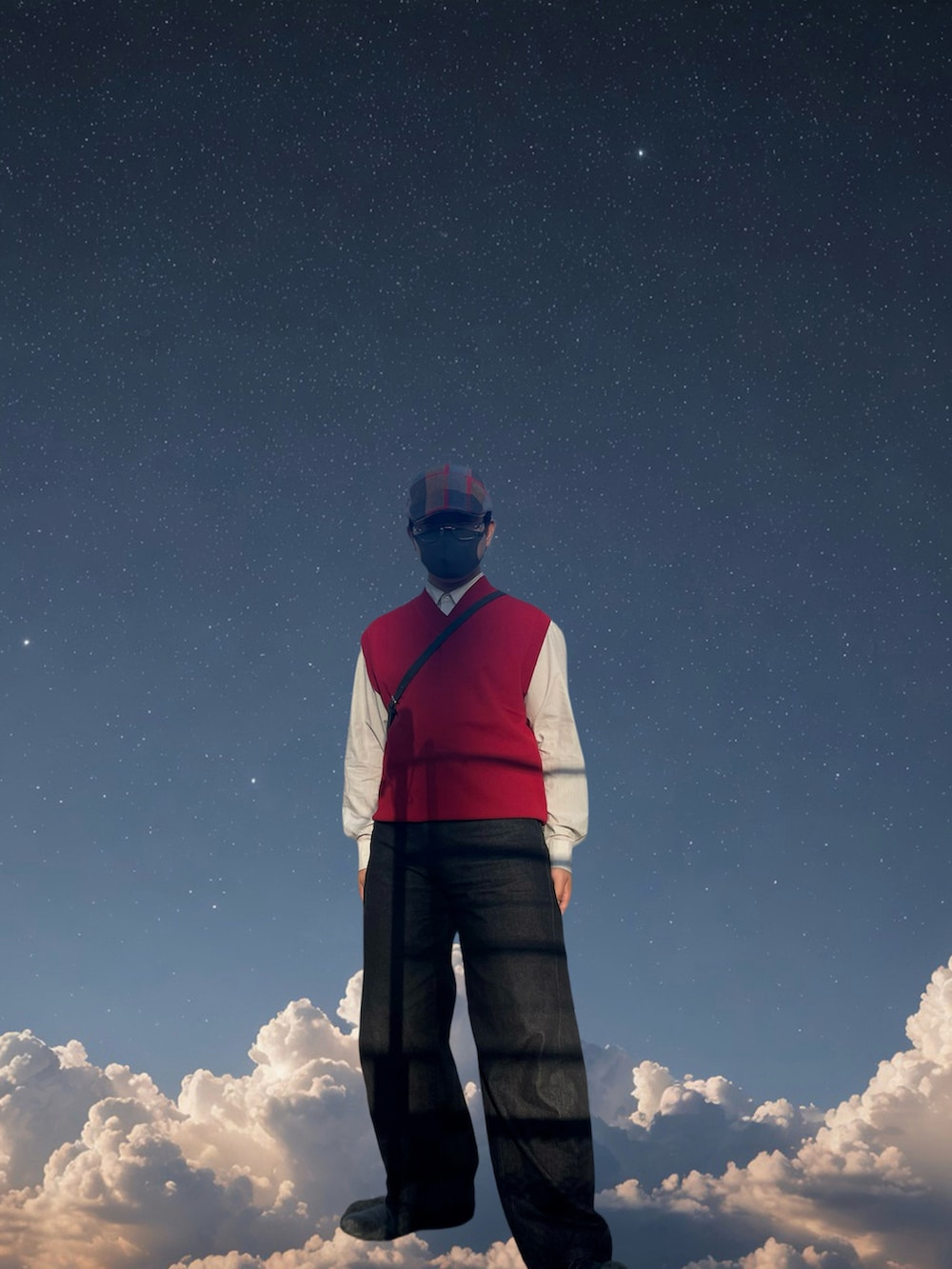 レッド系のベスト、ホワイト系のシャツ/ブラウス、ブラック系のデニムパンツを着用したメンズの春コーディネートの2枚目の写真