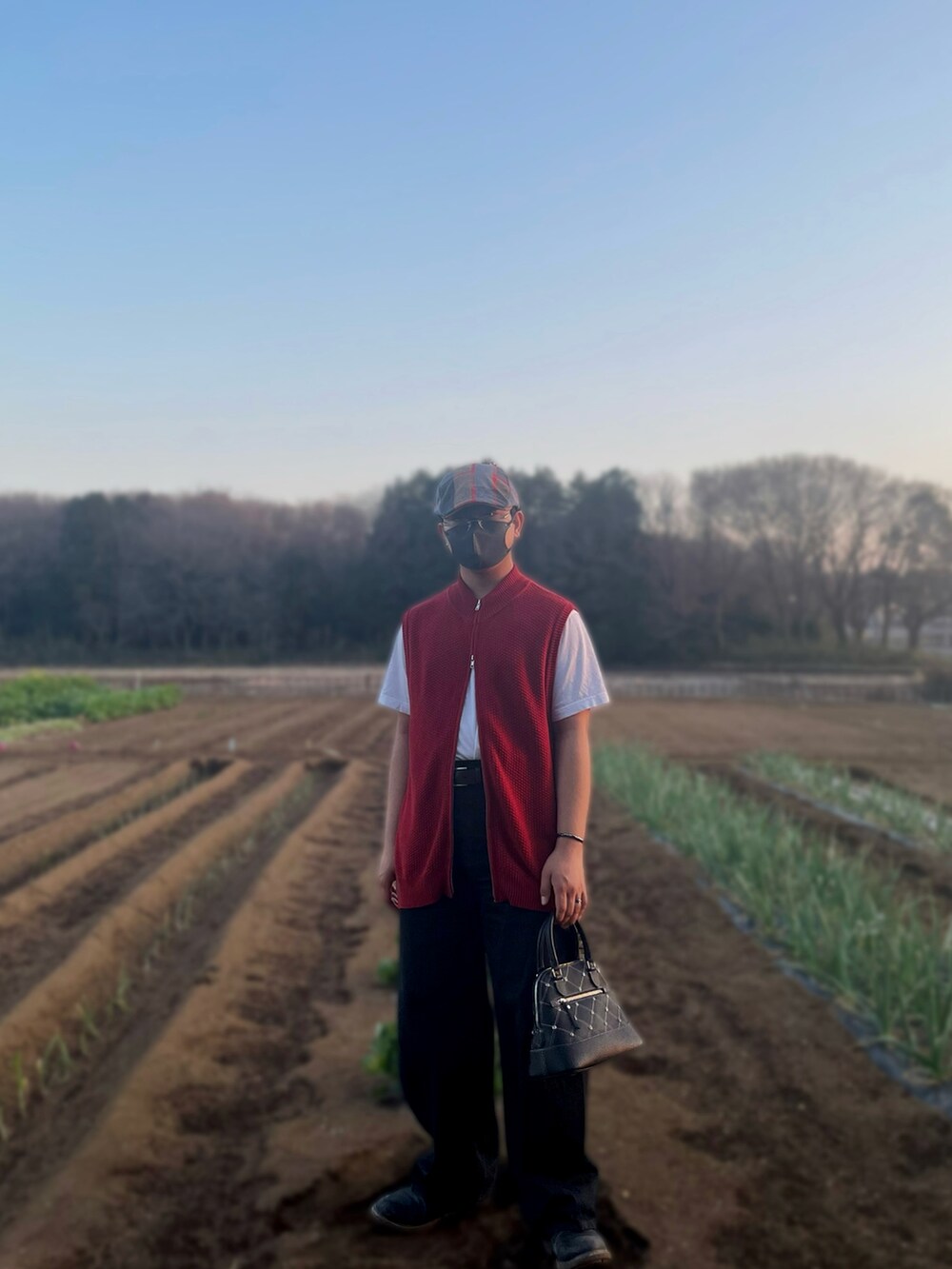 グレー系のテーラードジャケット、レッド系のベスト、ホワイト系のTシャツ/カットソーを着用したメンズの春コーディネートの3枚目の写真