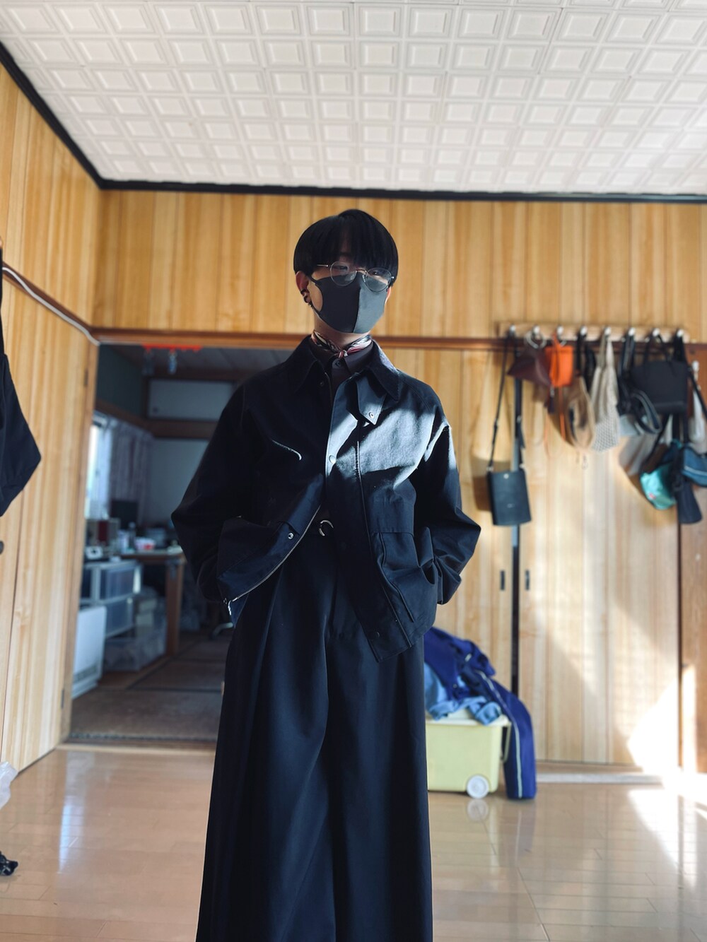 ブラウン系のシャツ/ブラウス、ブラック系のスラックス、ブラック系のジャケット/アウターを着用したメンズの春コーディネートの2枚目の写真