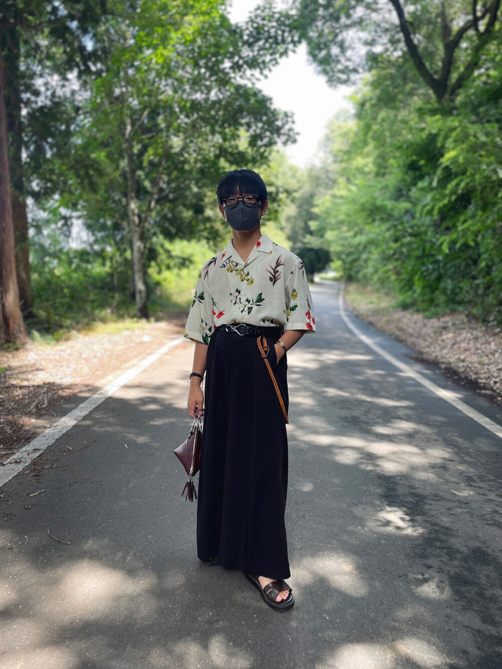 その他のシャツ/ブラウス、ブラック系のスラックス、ブラウン系のサンダルを着用したメンズの夏コーディネートの3枚目の写真