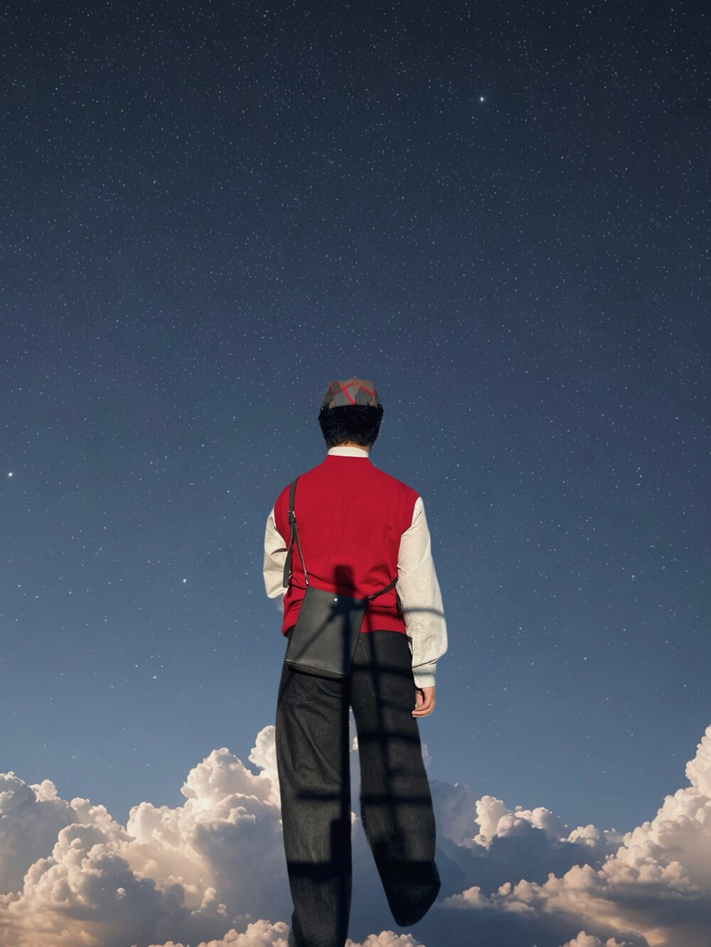 レッド系のベスト、ホワイト系のシャツ/ブラウス、ブラック系のデニムパンツを着用したメンズの春コーディネートの5枚目の写真