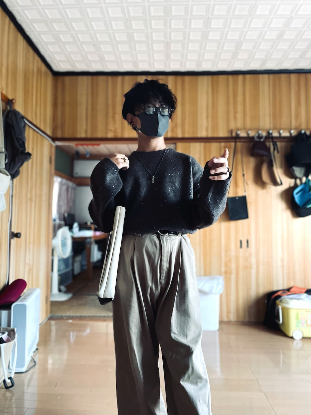 ブラウン系のニット/セーター、ベージュ系のその他パンツ、ブラック系のピアス（両耳用）を着用したメンズの秋コーディネートの2枚目の写真