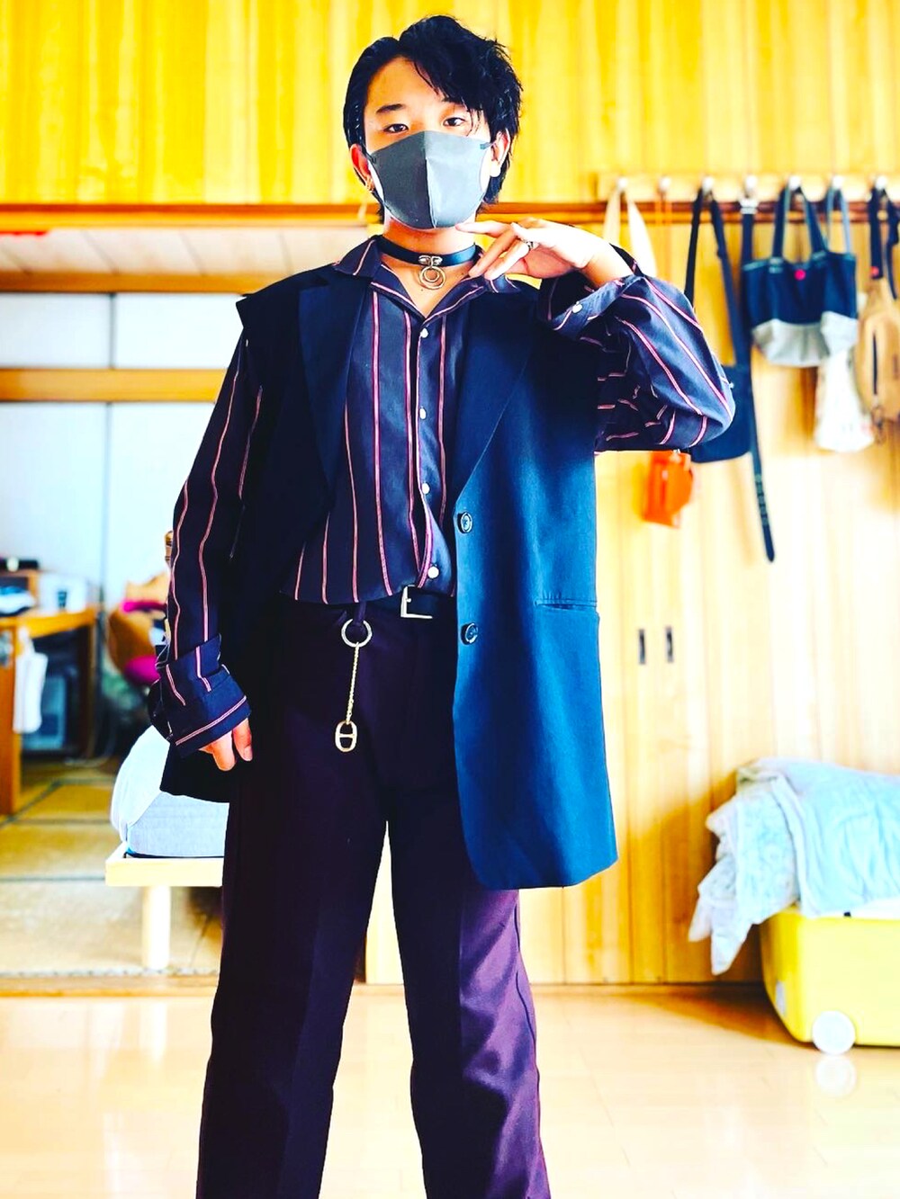 ブラック系のシャツ/ブラウス、ブラック系のスーツベスト、ブラウン系のスラックスを着用したメンズの夏コーディネートの5枚目の写真