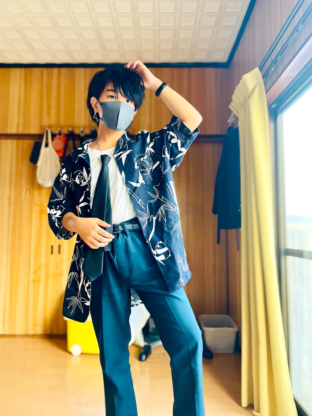 ホワイト系のタンクトップ、ブラック系のシャツ/ブラウス、グリーン系のスラックスを着用したメンズの夏コーディネートの4枚目の写真