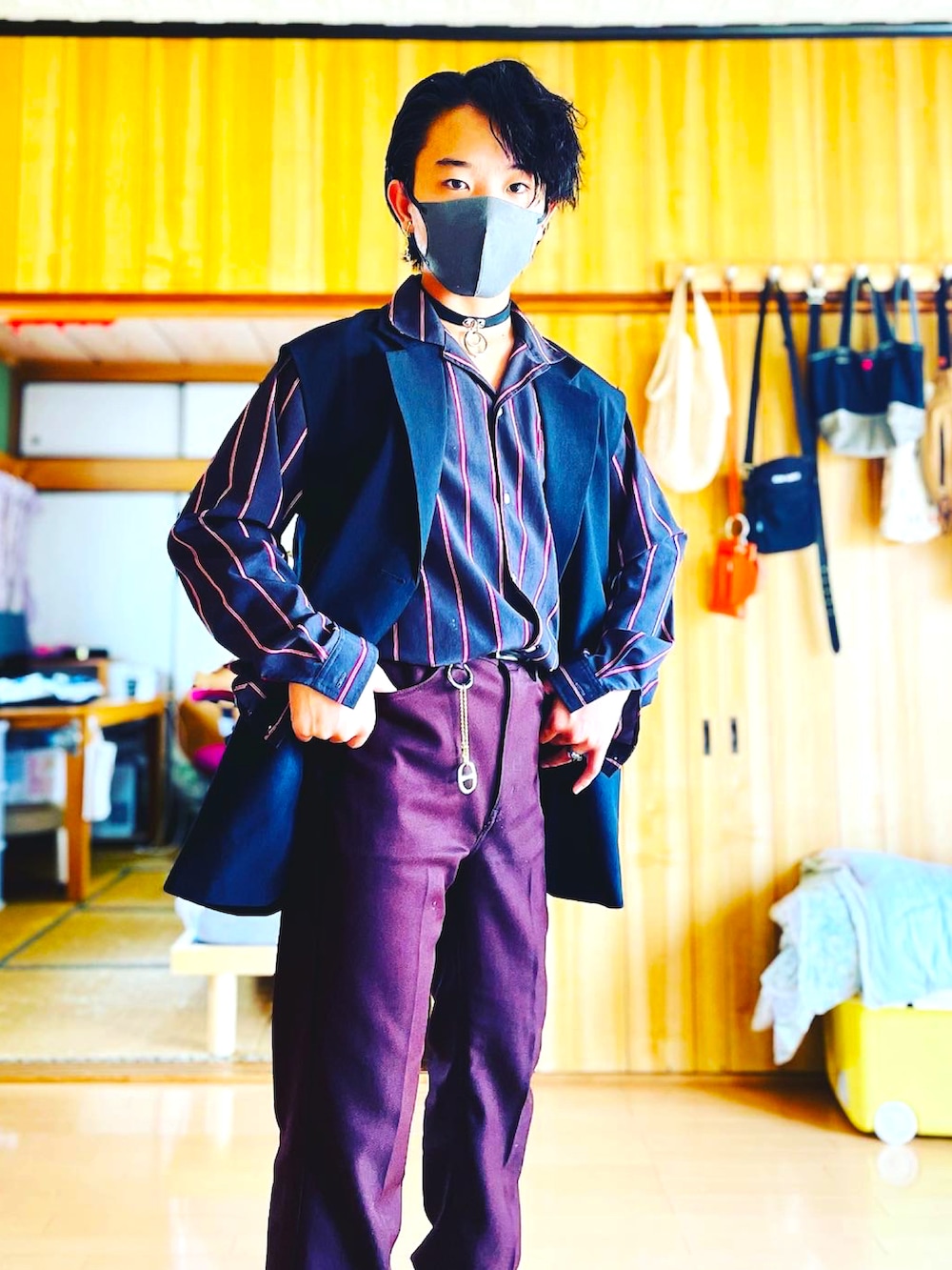 ブラック系のシャツ/ブラウス、ブラック系のスーツベスト、ブラウン系のスラックスを着用したメンズの夏コーディネートの4枚目の写真