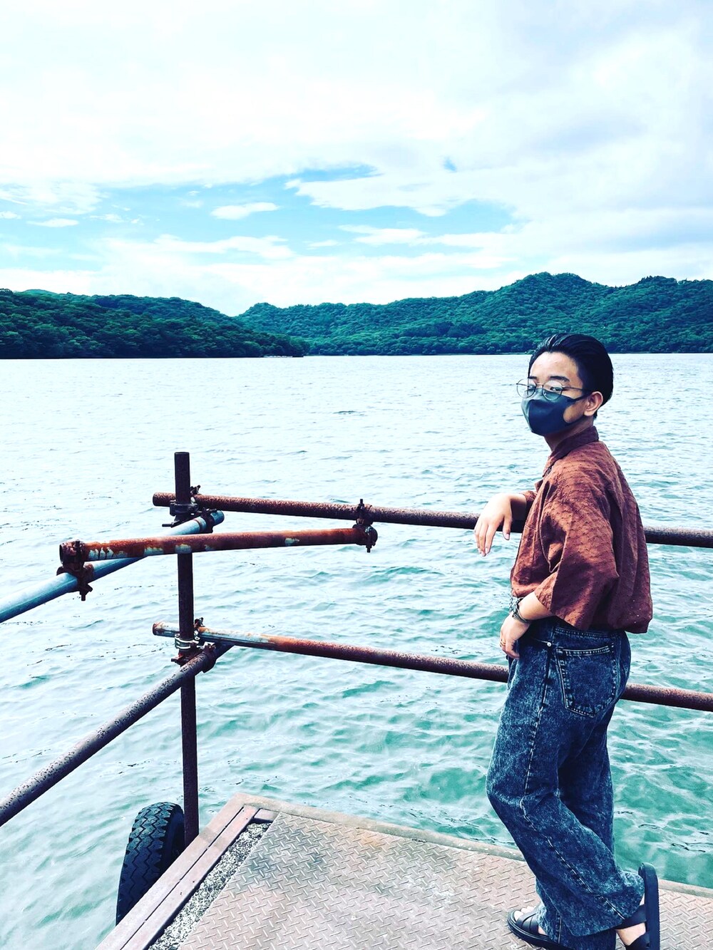 ブラウン系のシャツ/ブラウス、ブラック系のデニムパンツ、ブラウン系のハンドバッグを着用したメンズの秋コーディネートの2枚目の写真