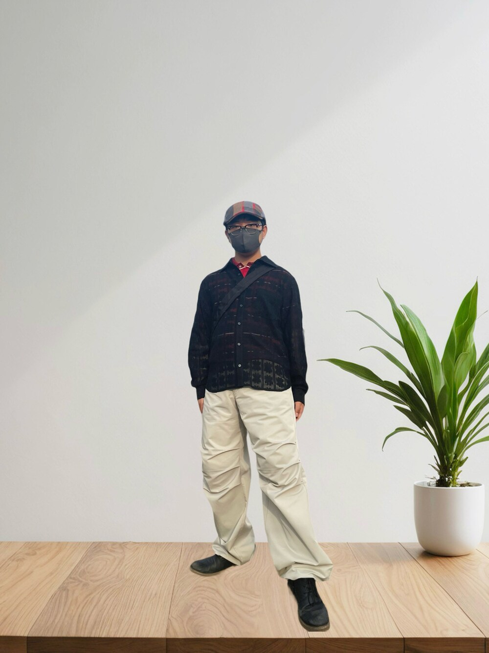 ブラック系のシャツ/ブラウス、レッド系のポロシャツ、グレー系のその他パンツを着用したメンズの春コーディネートの2枚目の写真