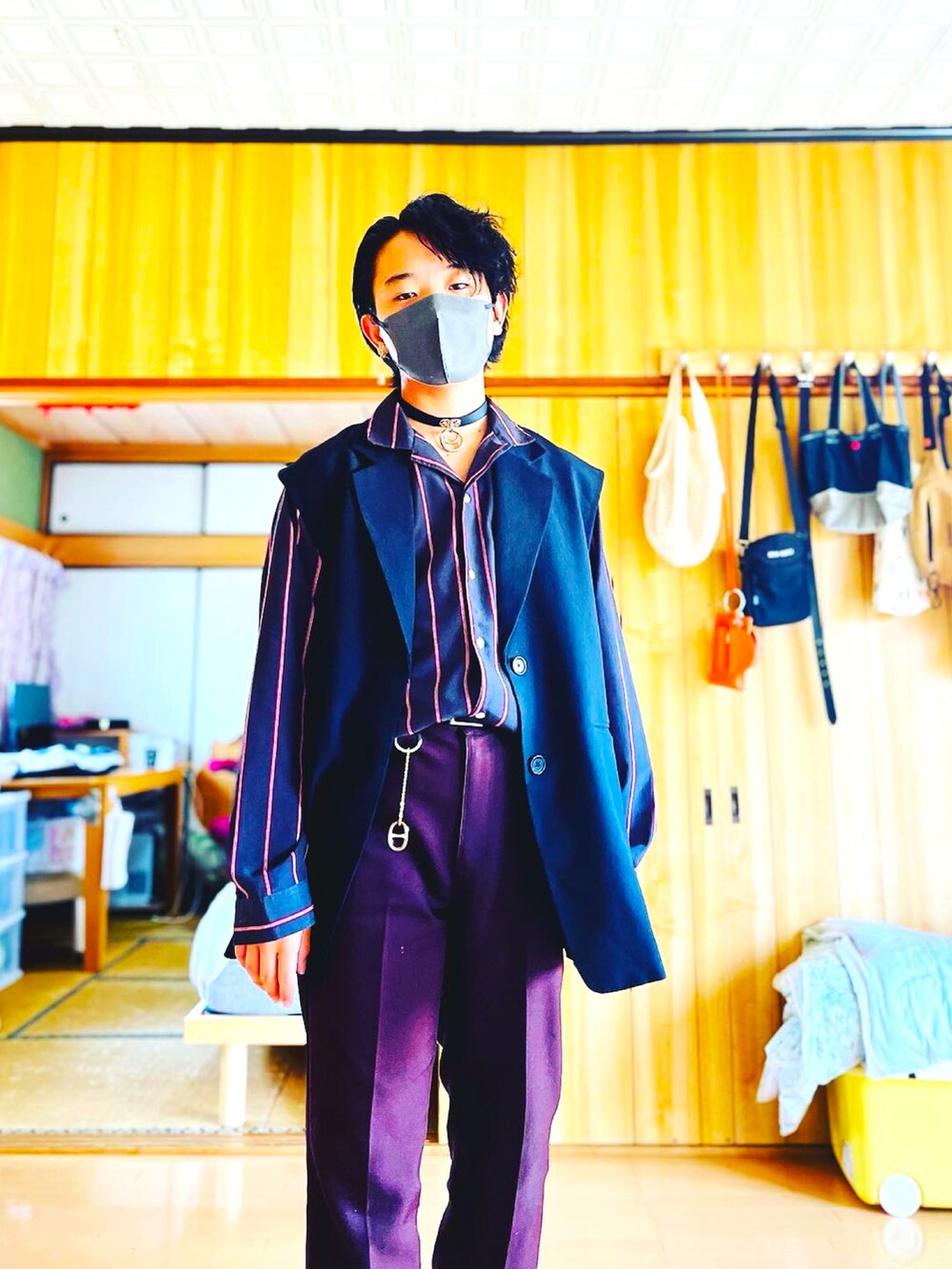 ブラック系のシャツ/ブラウス、ブラック系のスーツベスト、ブラウン系のスラックスを着用したメンズの夏コーディネートの2枚目の写真