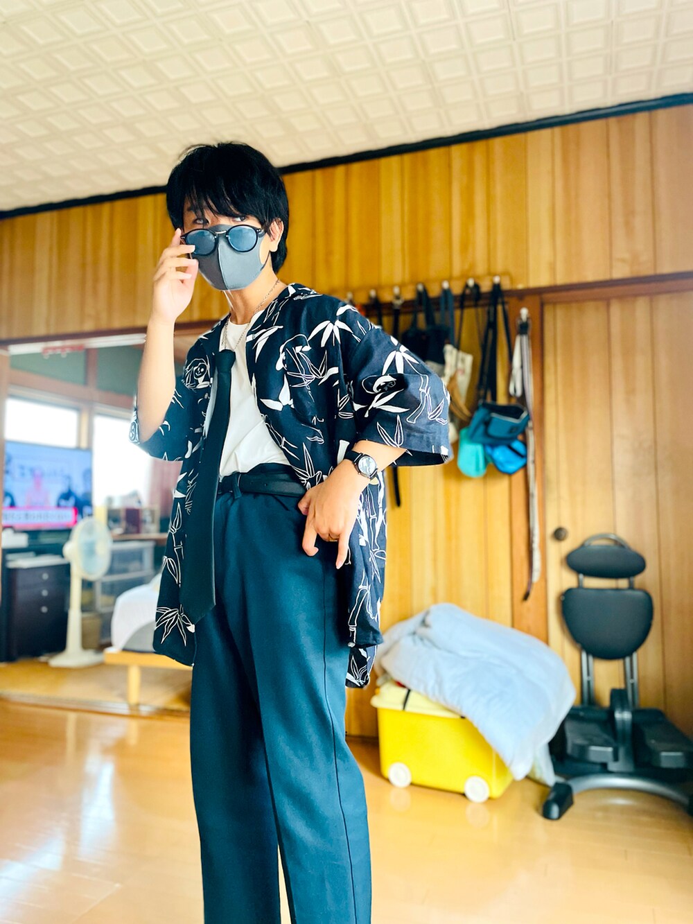 ホワイト系のタンクトップ、ブラック系のシャツ/ブラウス、グリーン系のスラックスを着用したメンズの夏コーディネートの3枚目の写真