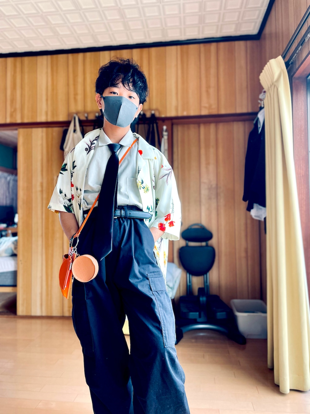 その他のシャツ/ブラウス、ホワイト系のシャツ/ブラウス、ブラック系のカーゴパンツを着用したメンズの夏コーディネートの4枚目の写真