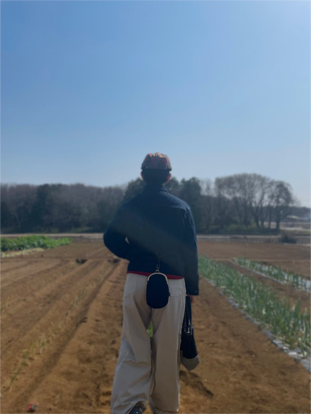 ブルー系のデニムジャケット、レッド系のベスト、ブラウン系のシャツ/ブラウスを着用したメンズの春コーディネートの2枚目の写真