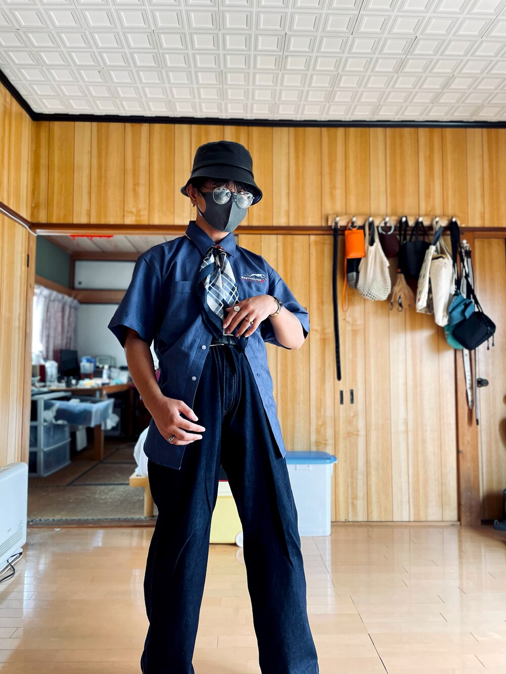 ブルー系のシャツ/ブラウス、ブルー系のデニムパンツ、シルバー系のサングラスを着用したメンズの秋コーディネートの2枚目の写真