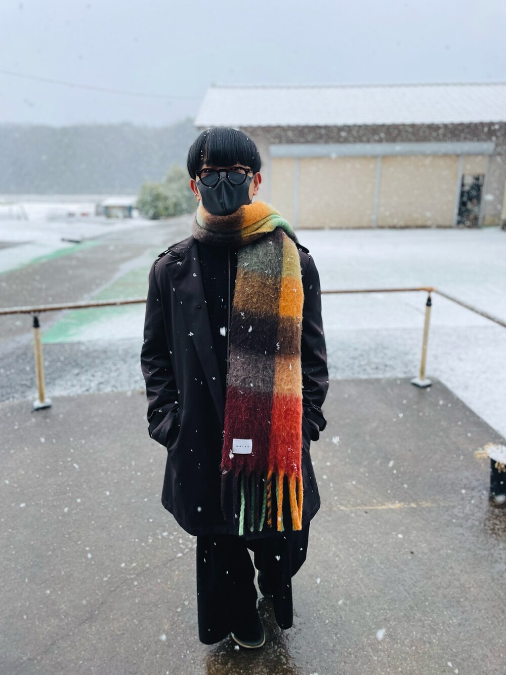 「秋っぽコーデ更新中、アウトドアスタイル、大人コーデ、おでかけコーデ、デニムジャケット、カーゴパンツ、ニット、コート、メガネ男子、マフラー、レッド、ベスト、春コーデ、秋コーデ、きれいめカジュアル」｜「LILLのドレープ/シンセティックレザーワイドスラックスカーゴパンツ（カーゴパンツ、ブラック系）」を使った、hato.さん（メンズ・165cm）の秋コーディネートの3枚目の写真