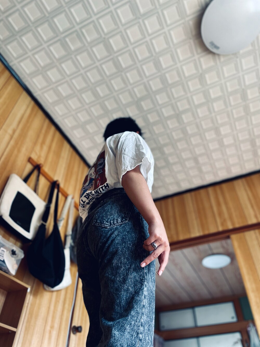 ホワイト系のTシャツ/カットソー、ブラック系のデニムパンツ、ピンク系のリングを着用したメンズの秋コーディネートの3枚目の写真