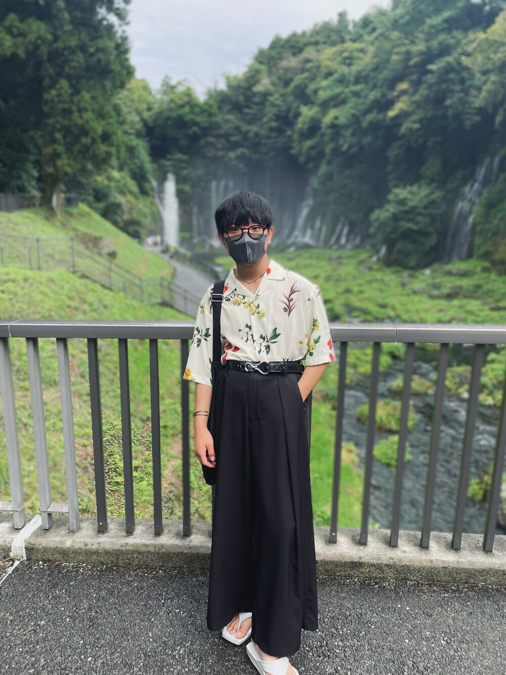 その他のシャツ/ブラウス、ブラック系のスラックス、ブラック系のショルダーバッグを着用したメンズの秋コーディネートの2枚目の写真