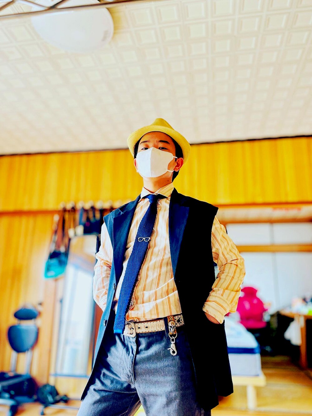 ブラック系のスーツベストを着用したメンズの春コーディネートの5枚目の写真