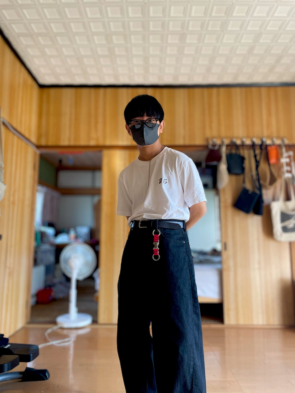 「アウトドアスタイル、夏コーデ、夏、ゲームシャツ、ユニクロ、プチプラ、デニム、デニムパンツ、モノトーン、レッド、小物、メガネ男子、カジュアル、カジュアルコーデ、シンフルコーデ」｜「UNIQLOのアイテム（Tシャツ/カットソー、ホワイト系）」を使った、hato.さん（メンズ・165cm）の秋コーディネートの2枚目の写真