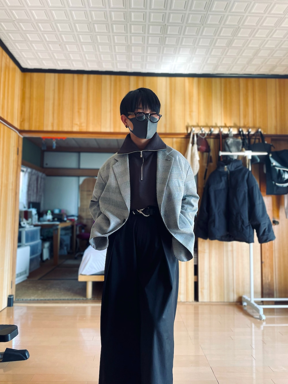 ブラウン系のスウェット、グレー系のテーラードジャケット、ブラック系のスラックスを着用したメンズの春コーディネートの2枚目の写真