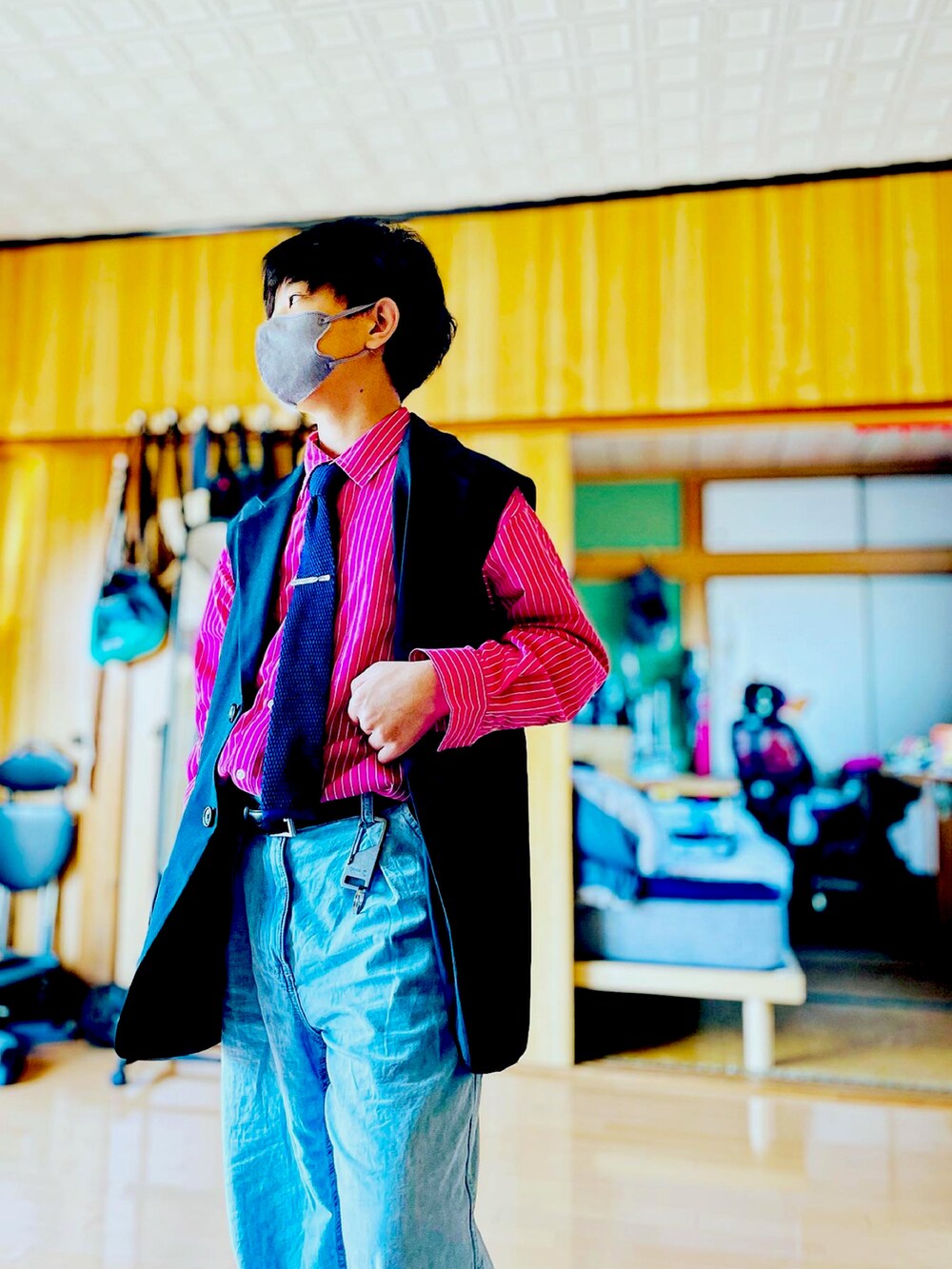 ブラック系のスーツベストを着用したメンズの春コーディネートの2枚目の写真