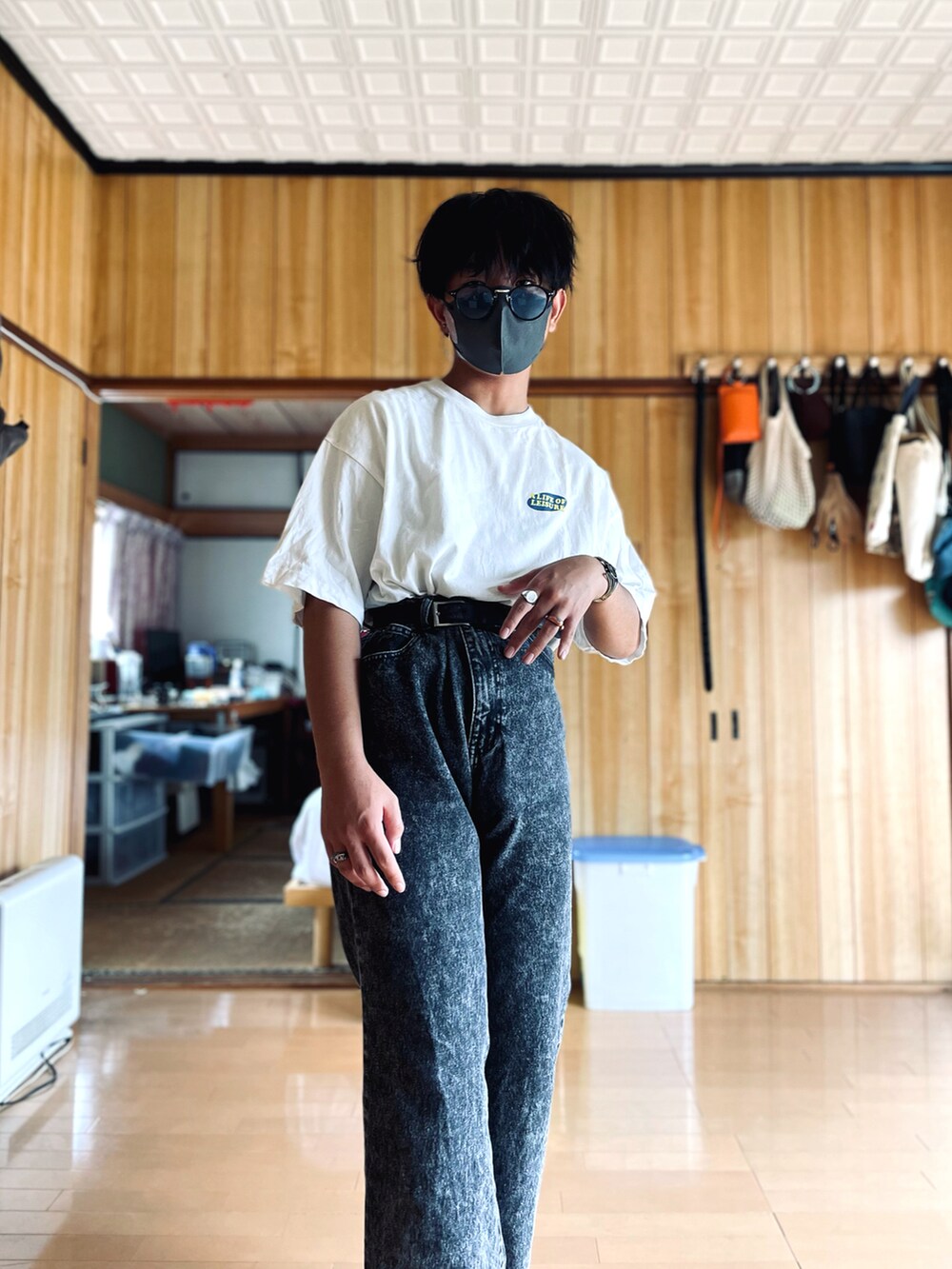 ホワイト系のTシャツ/カットソー、ブラック系のデニムパンツ、ピンク系のリングを着用したメンズの秋コーディネートの2枚目の写真