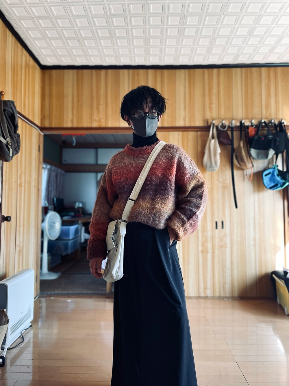 その他のニット/セーター、ブラック系のニット/セーター、ブラック系のスラックスを着用したメンズの秋コーディネートの3枚目の写真