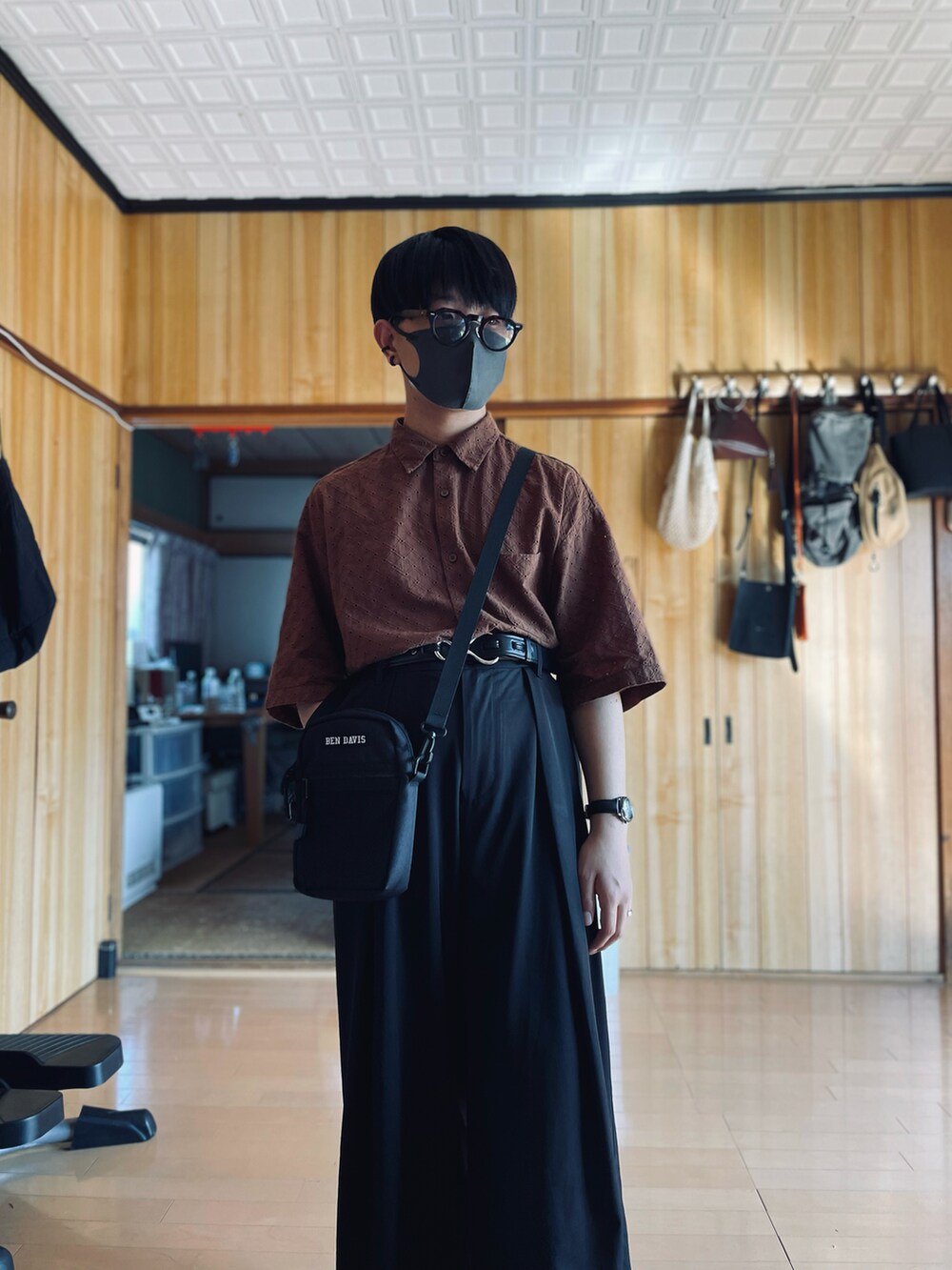 ブラウン系のシャツ/ブラウス、ブラウン系のチェスターコート、ブラック系のスラックスを着用したメンズの秋コーディネートの4枚目の写真