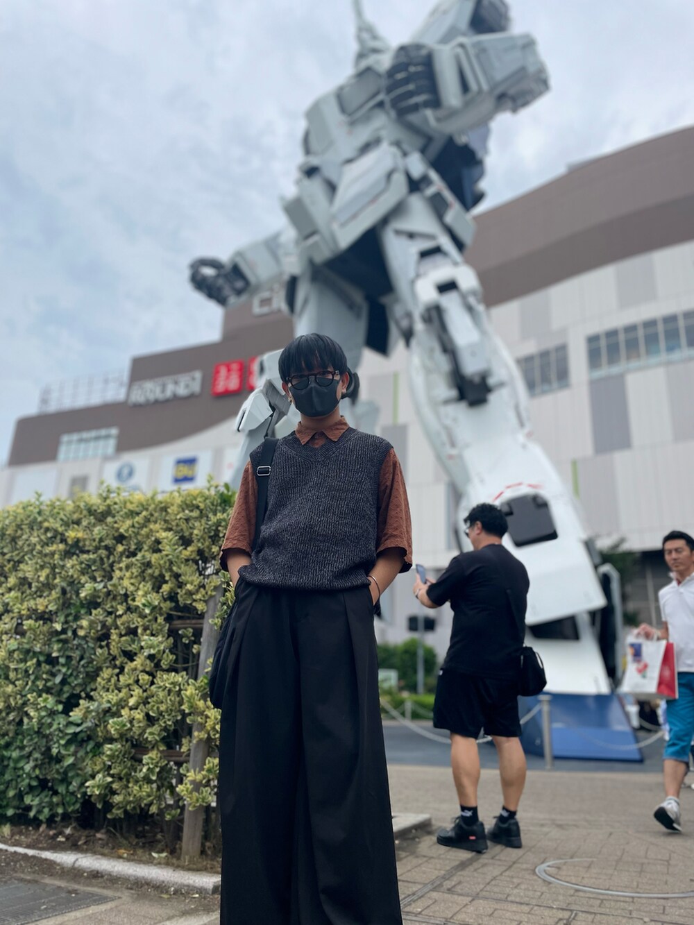 ブラック系のベスト、ブラウン系のシャツ/ブラウス、ブラック系のスラックスを着用したメンズの秋コーディネートの2枚目の写真