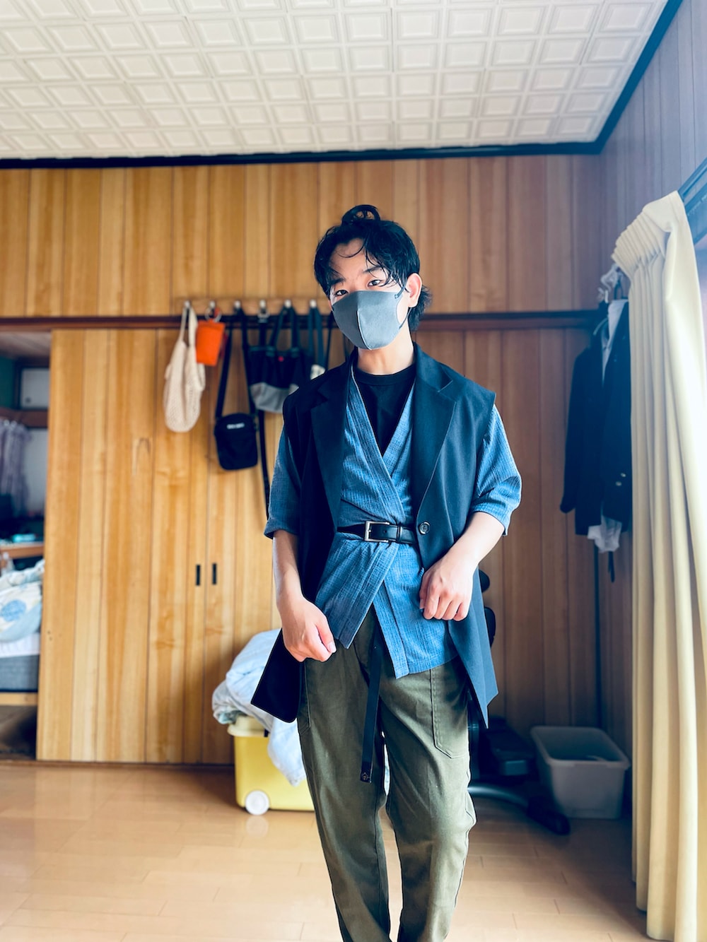 ブラック系のスーツベスト、ブルー系のノーカラージャケット、グリーン系のカーゴパンツを着用したメンズの夏コーディネートの2枚目の写真